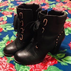 Apt. 9 Black and Gold Lace-Up Heeled Boot. Size 8